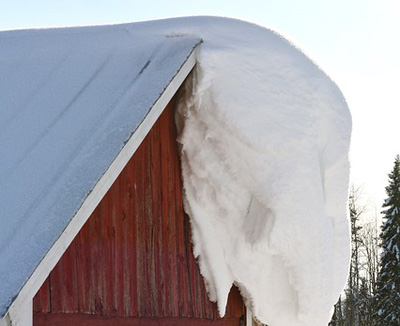 Odśnieżanie dachu - czy powinienem robić to sam?